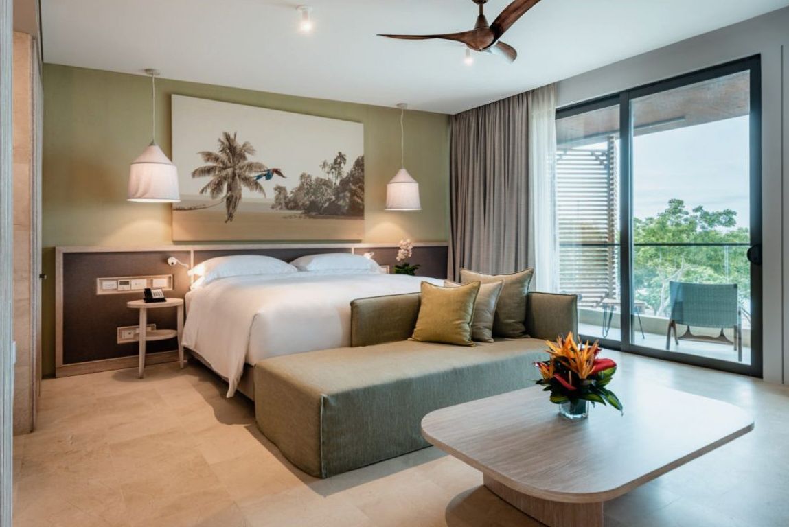 Suite junior luxueuse avec espace de vie élégant et vue sur la ville