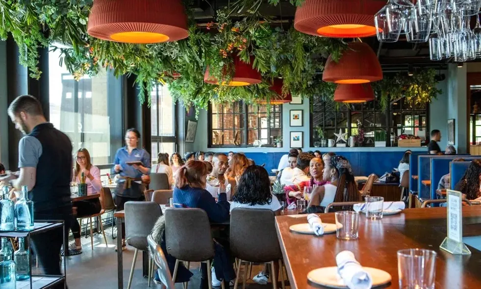 Restaurant gastronomique avec tables dressées et ambiance feutrée