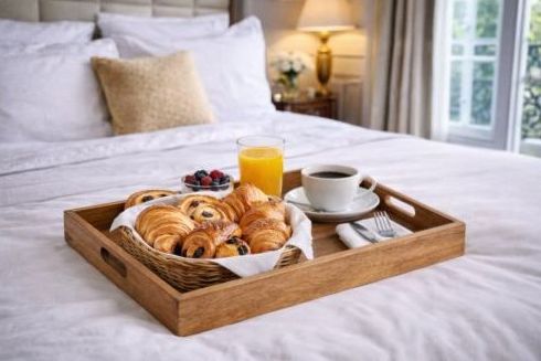 Room service élégant avec plateau petit-déjeuner