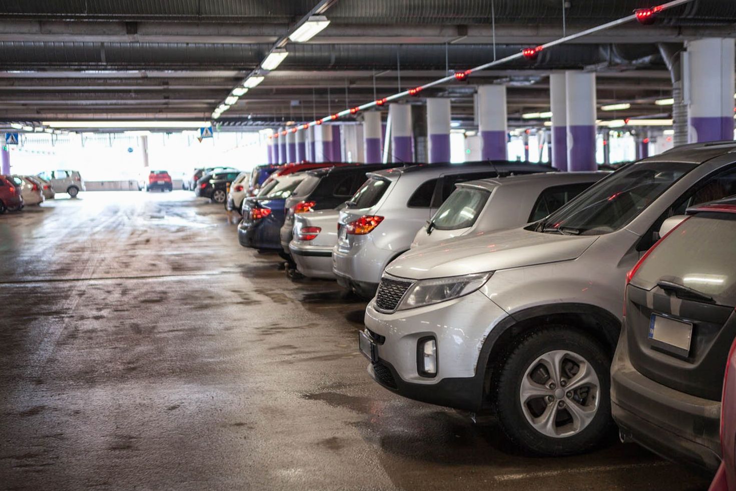 Hall d'accueil avec réception élégante et service de parking