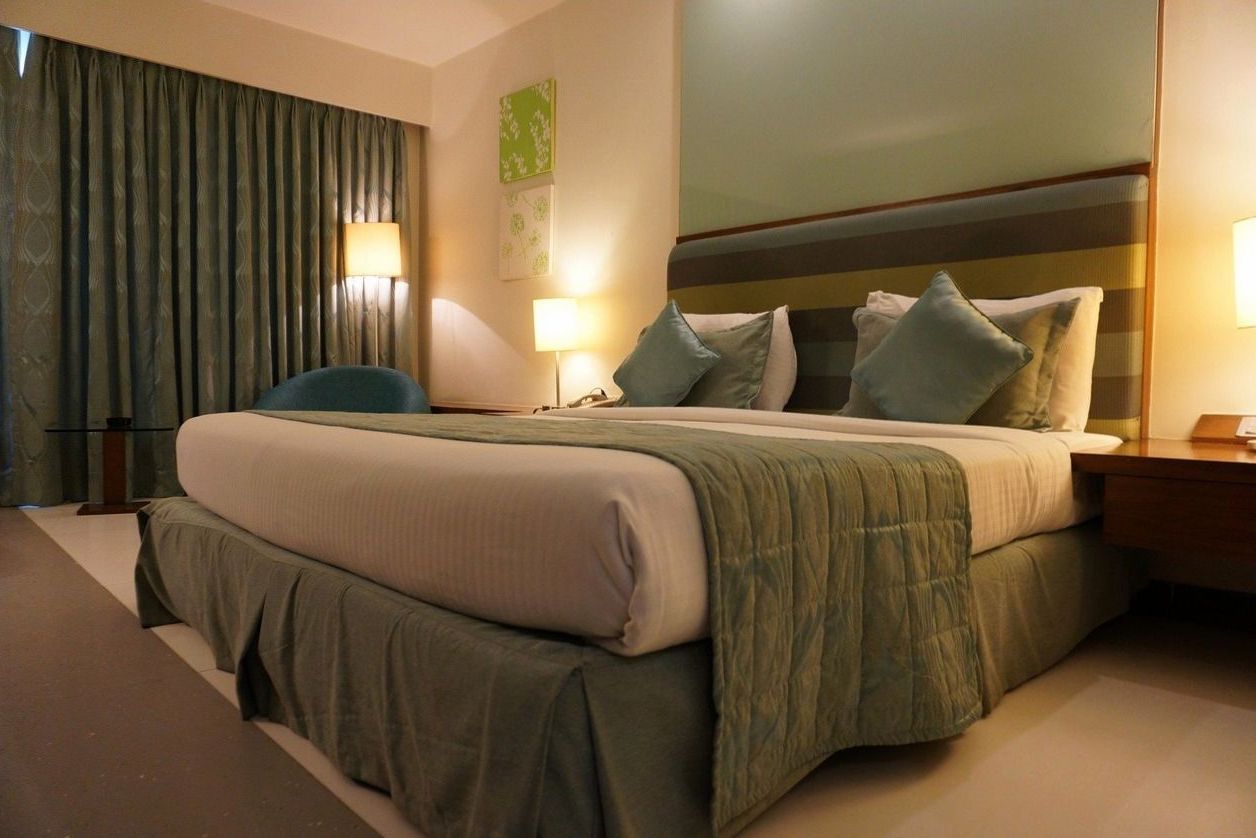 Chambre deluxe spacieuse avec coin salon et décoration premium