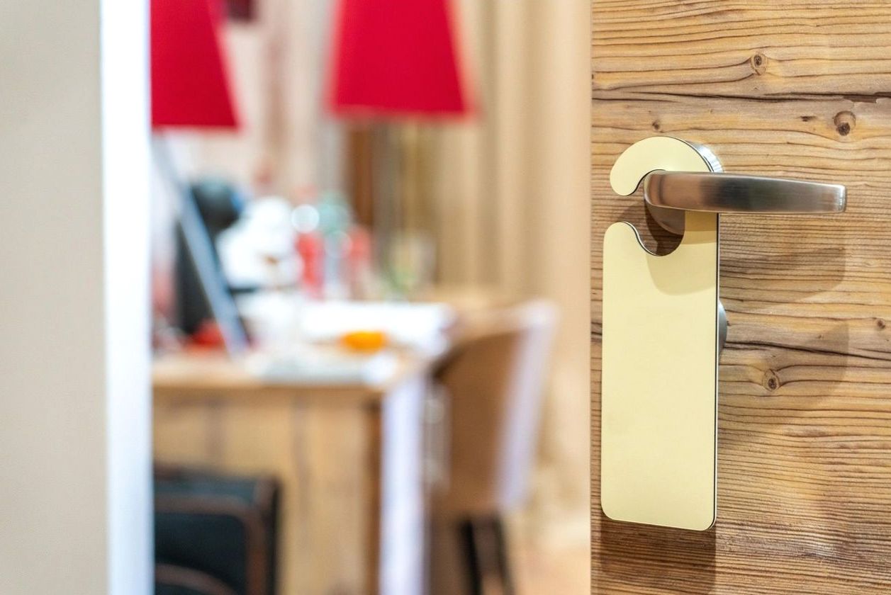 Suite luxueuse du Souvenirlumineux avec lit king-size et décoration élégante