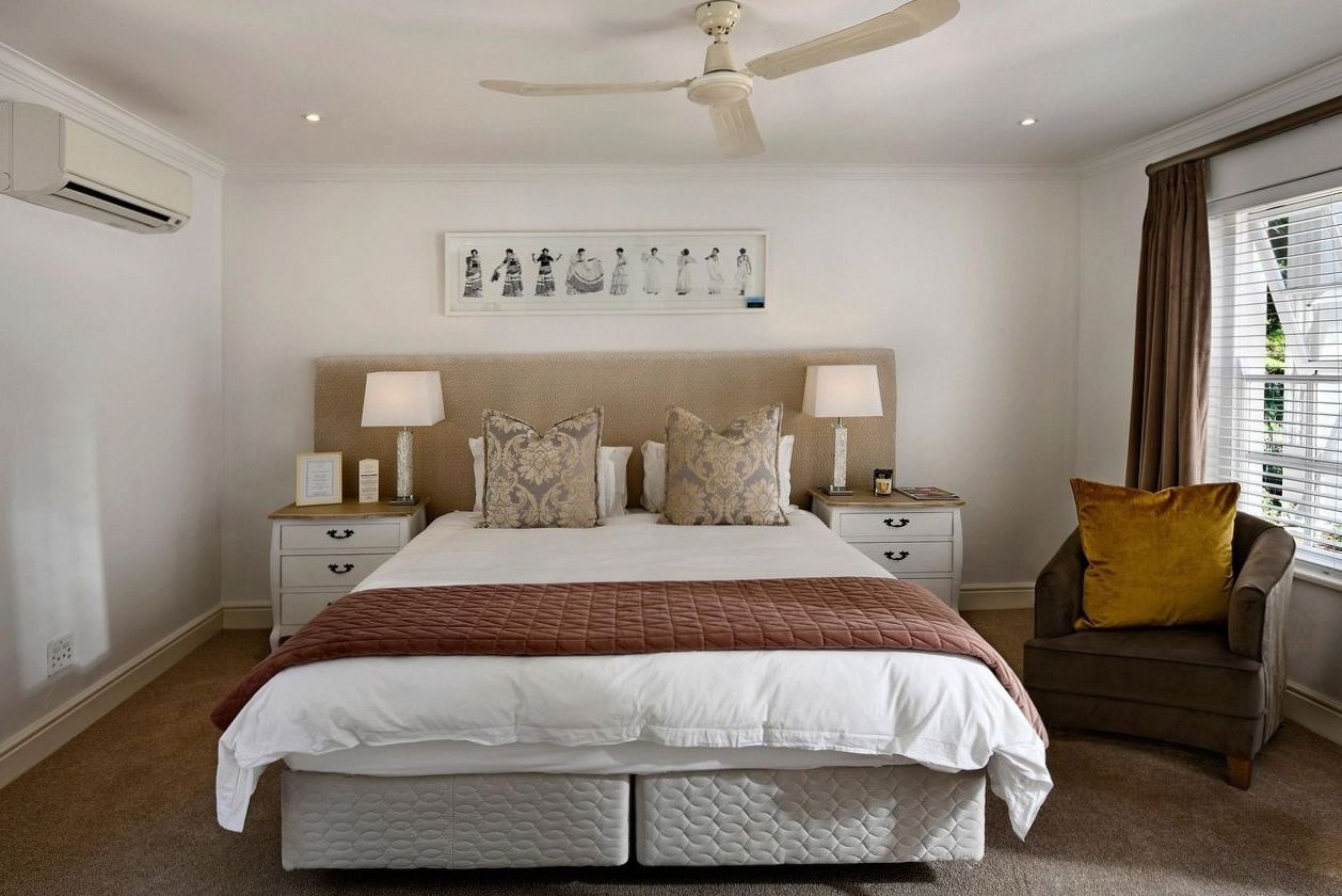 Chambre classique du Souvenirlumineux avec lit queen-size et éclairage chaleureux