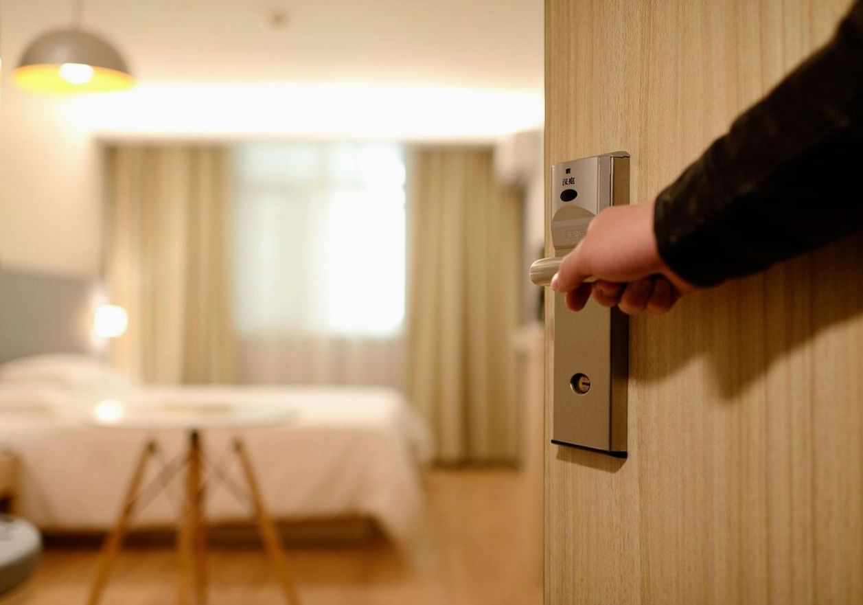 Suite de luxe avec chambre spacieuse et salon élégant